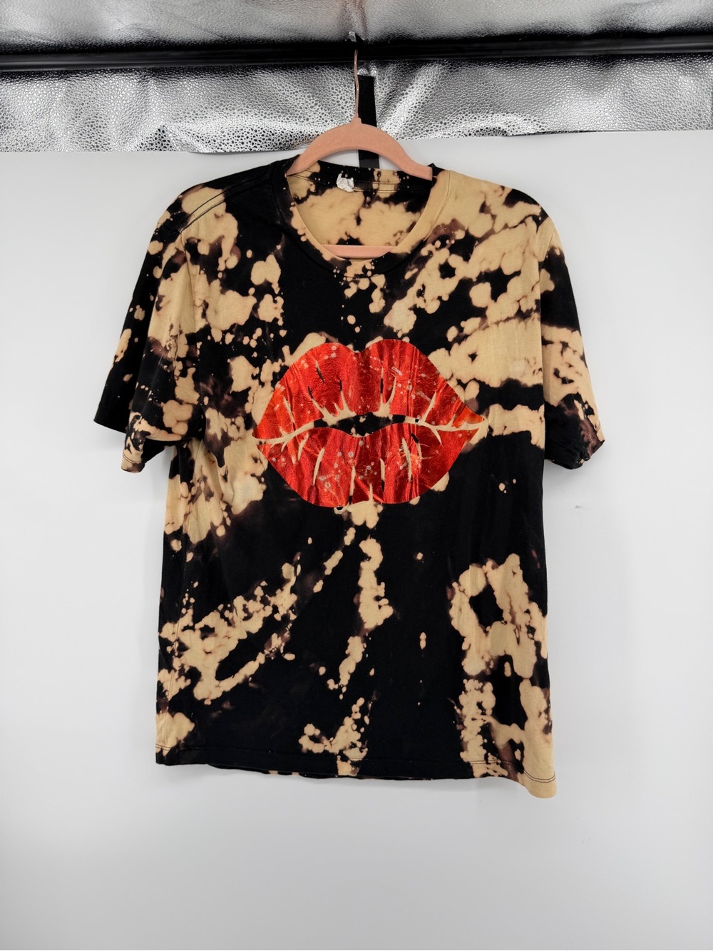 Bicker Grunge Streetwear Black‎ & Tan Bleached Tee with Red Lip Graphic SzL